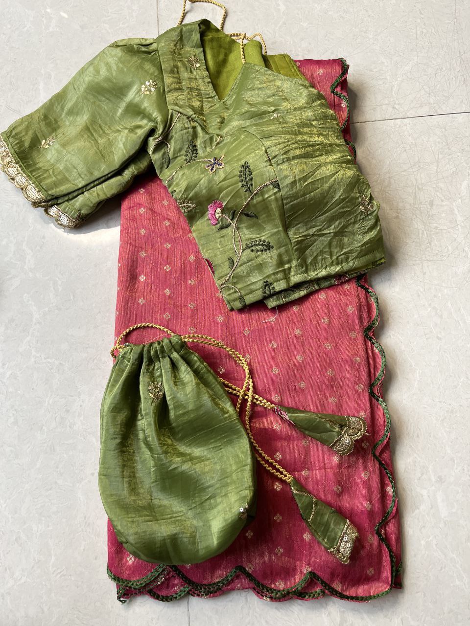 🌼 Peacock Boutique Elegance – Designer Saree Set with Batwa 🌸